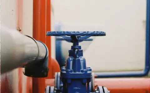 Jak działa producent armatury i co wpływa na jakość zaworów i elementów instalacji?