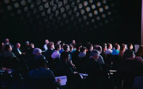 Technika estradowa i sceniczna – jak uniknąć błędów przy organizacji eventu?