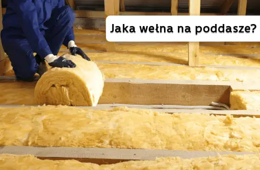 Ocieplanie poddasza wełną mineralną. Ręce w rękawiczkach układają rolkę izolacji. Jaka wełna na poddasze?