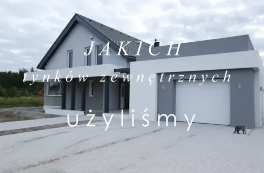 Nowoczesny dom z szarą elewacją i białym garażem. Tynk zewnętrzny typu baranek nadaje mu unikalny charakter.