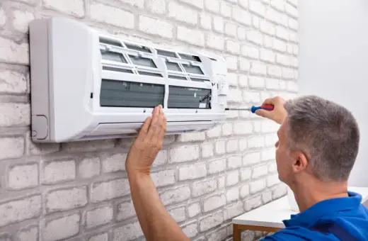 Fachowiec montuje klimatyzację w mieszkaniu. Poznaj koszt instalacji i ciesz się komfortem.