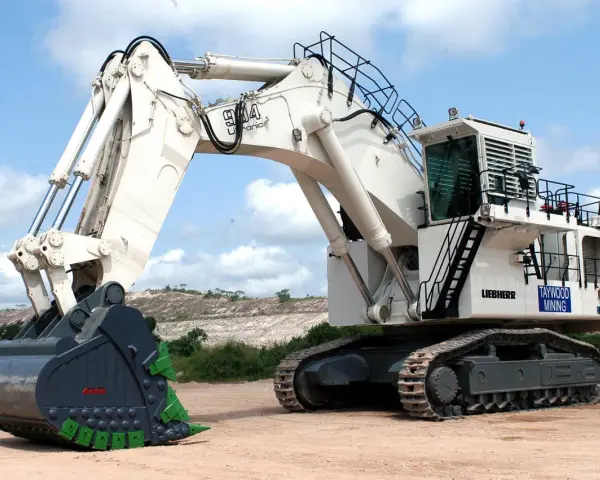 Potężna koparka jednonaczyniowa klasy 1 Liebherr z wielkim, zielonym chwytakiem, gotowa do pracy w kopalni.