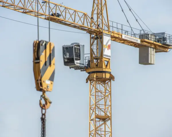 Żuraw samojezdny Liebherr na budowie. Operator steruje maszyną z kabiny. Zastanawiasz się, ile zarabia operator żurawia samojezdnego?