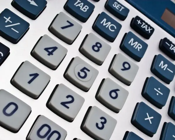 Kalkulator z klawiszami numerycznymi i funkcjami. Pomaga obliczyć, ile tłucznia na 100m2.