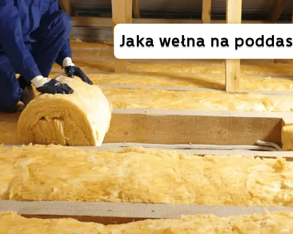 Ocieplanie poddasza wełną mineralną. Ręce w rękawiczkach układają rolkę izolacji. Jaka wełna na poddasze?