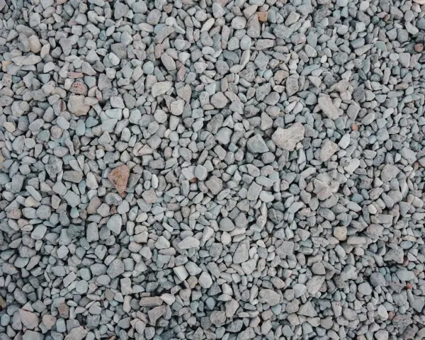 Mnóstwo szarego żwiru, idealnego na podjazd. Zastanawiasz się, ile kosztuje żwir?