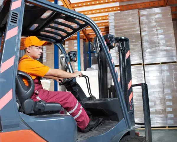 Ile zarabia operator koparki w Niemczech? Zaskakujące różnice w pensjach