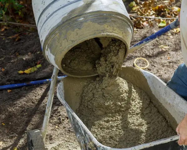 Ile worków cementu na betoniarkę 250 litrów? Sprawdź, co musisz wiedzieć