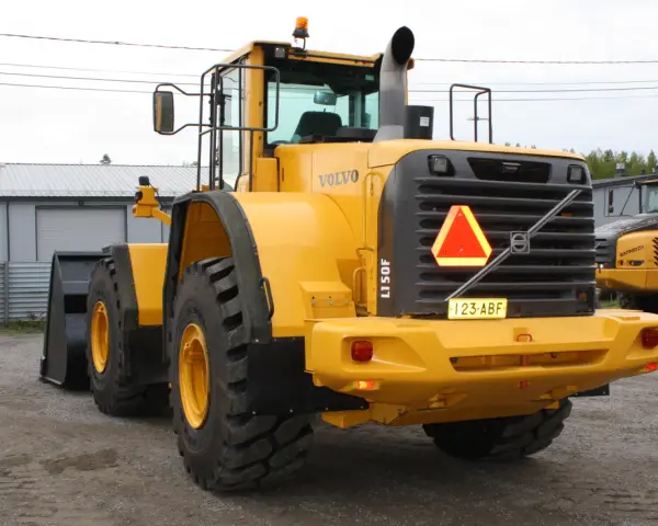 Żółta ładowarka kołowa Volvo L150F z tablicą rejestracyjną 123-ABF.