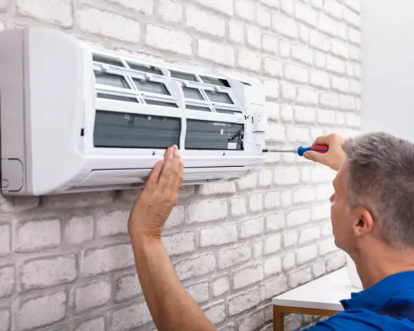 Fachowiec montuje klimatyzację w mieszkaniu. Poznaj koszt instalacji i ciesz się komfortem.