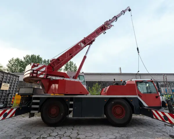 Ile kosztuje wynajęcie dźwigu? Poznaj ukryte koszty i stawki