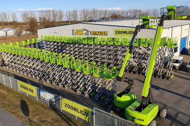 Duże zapasy podnośników nożycowych i przegubowych marki Zoomlion. Sprawdź, ile kosztuje godzina pracy zwyżki.