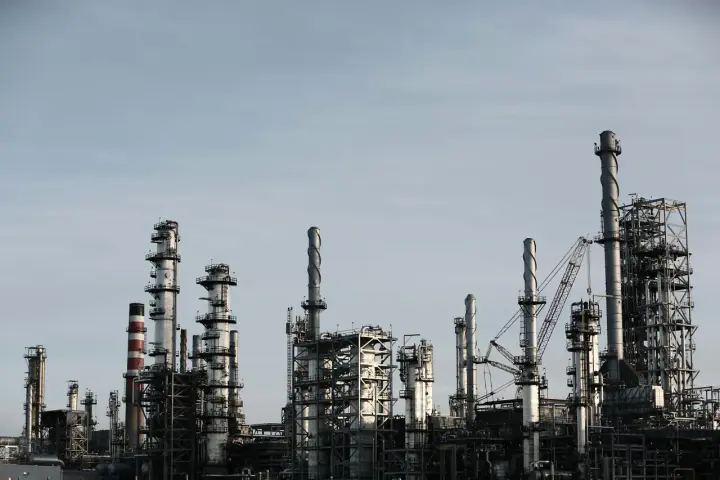 Instalacje technologiczne dla przemysłu – jakie normy i parametry mają kluczowe znaczenie?