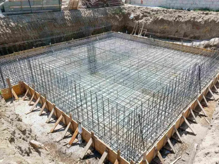 Siatka zbrojeniowa ław fundamentowych gotowa do zalania betonem. Sprawdź ławy fundamentowe cena robocizny.