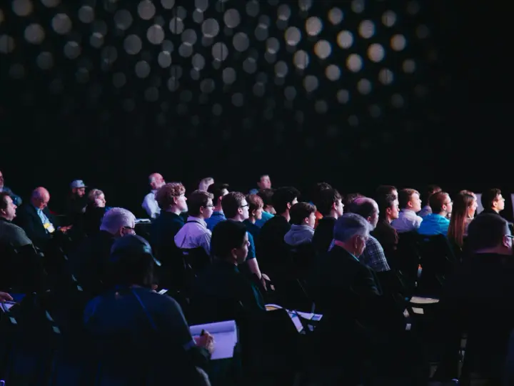 Technika estradowa i sceniczna – jak uniknąć błędów przy organizacji eventu?