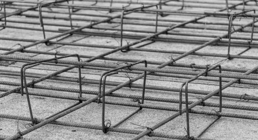 Siatka zbrojenia fundamentu, gotowa do zalania betonem. Stalowe pręty tworzą solidną konstrukcję.