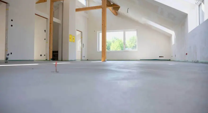 Jasne, oto propozycja:

Nowo wykonane wylewki miksokretem w stanie surowym, gotowe na dalsze prace wykończeniowe.
