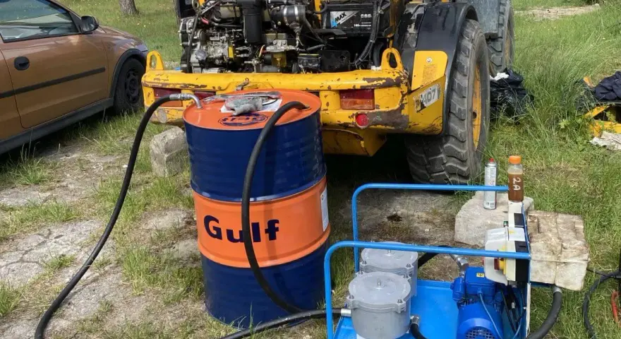 Jak sprawdzić poziom oleju hydraulicznego w koparce, aby uniknąć uszkodzeń