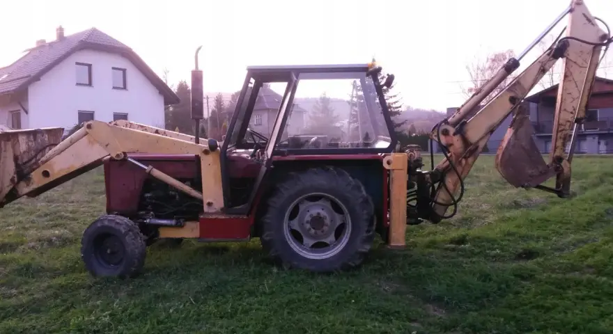 Koparka Ostrówek, czy warto kupić? Ten traktor z ładowarką i koparką czeka na nowe zadania.