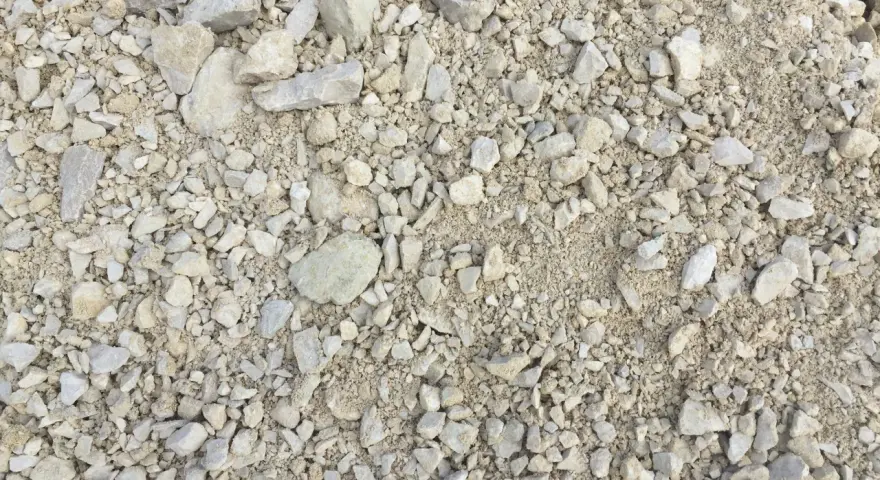 Kruszywo 0-63 mm, jasnoszare, o nieregularnych kształtach. Zastanawiasz się, ile waży 1m3 kruszywa 0-63?