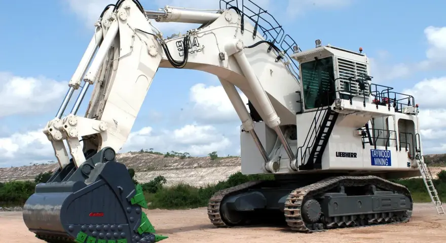 Potężna koparka Liebherr 944 z łyżką gotowa do pracy. Idealna do nauki pytań na egzamin koparki kl 3.