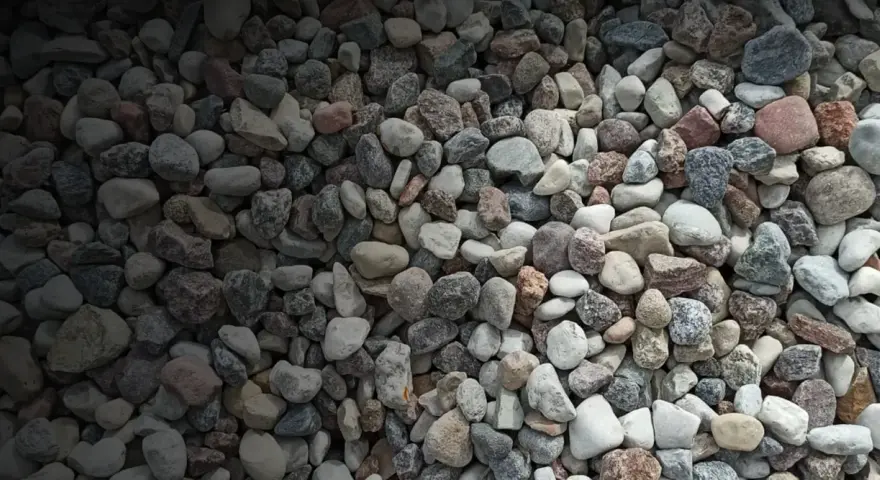 Mnóstwo kamieni o różnej wielkości i kolorze. Idealne do ogrodu, jeśli zastanawiasz się, gdzie kupić żwir.