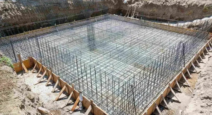 Siatka zbrojeniowa ław fundamentowych gotowa do zalania betonem. Sprawdź ławy fundamentowe cena robocizny.