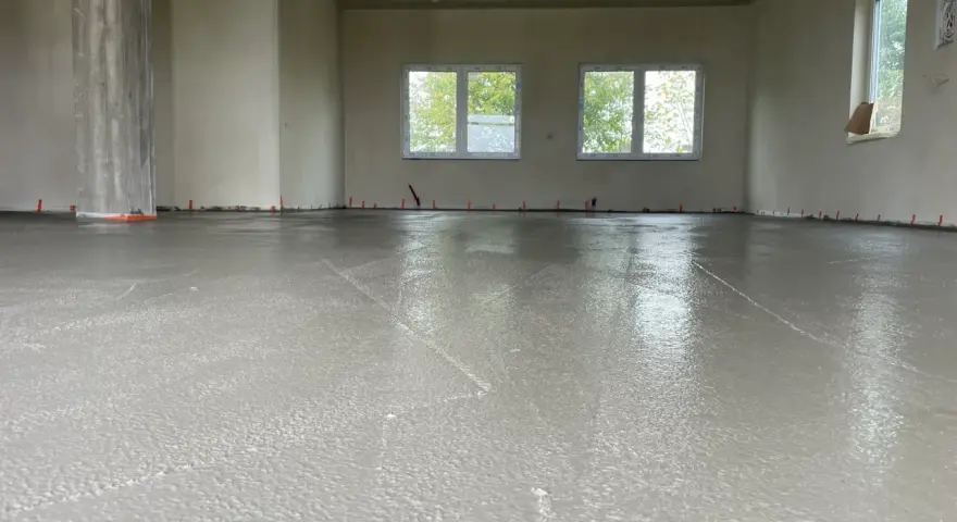 Świeżo wylana posadzka przemysłowa, gotowa do dalszych prac. Sprawdź, jaka jest posadzka przemysłowa cena.
