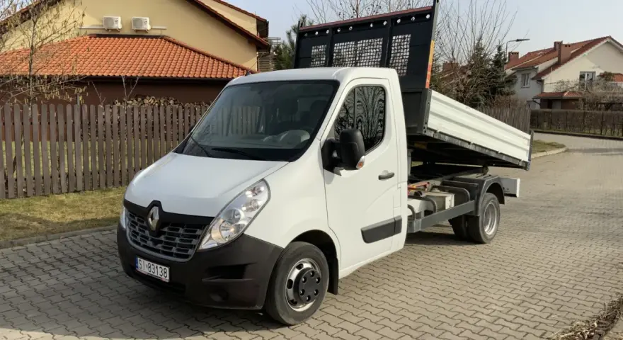 Biała wywrotka Renault Master gotowa do pracy. Idealna do transportu materiałów budowlanych. Wynajem wywrotki bez kierowcy to wygoda i oszczędność.