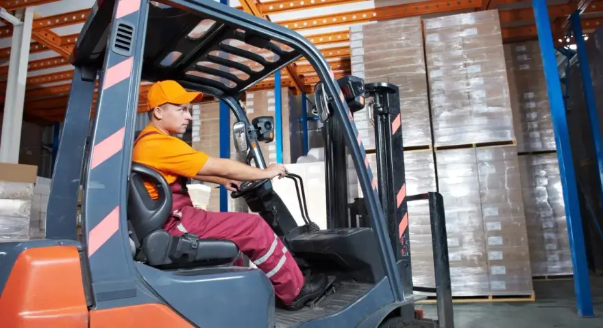 Ile zarabia operator koparki w Niemczech? Zaskakujące różnice w pensjach