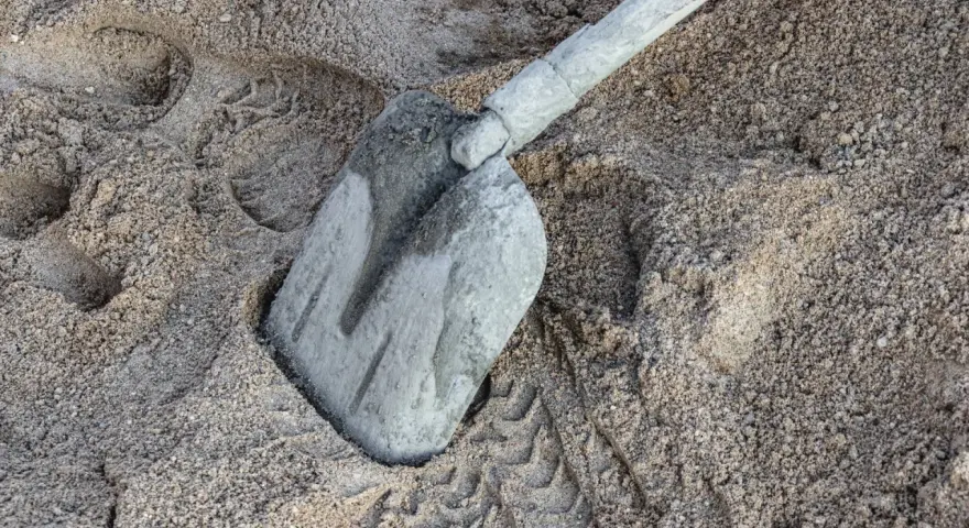 Łopata w piasku, ślady opon. Ile piasku na m3 betonu? To pytanie zadaje sobie każdy budowlaniec.