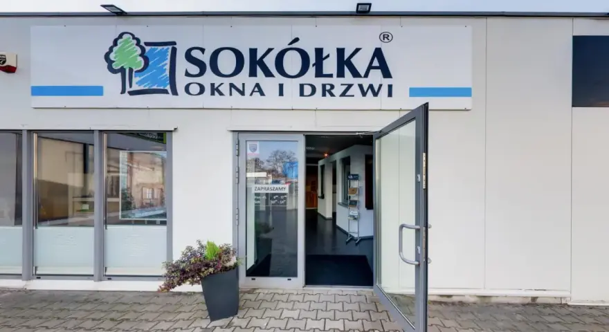 Salon okien i drzwi Sókółka z otwartymi drzwiami.