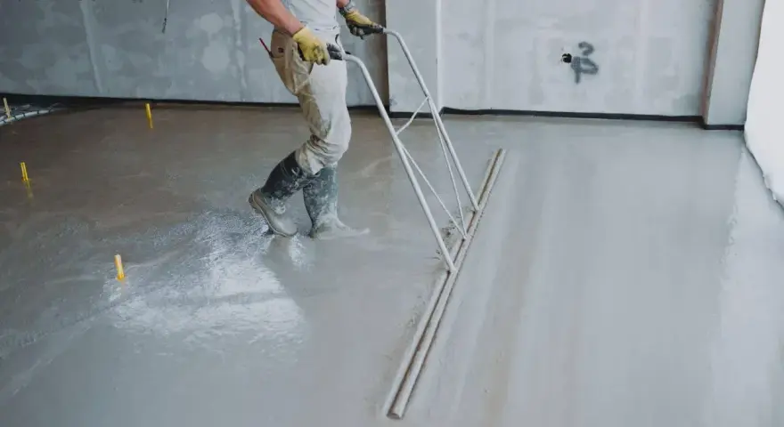 Robotnik wylewa wylewkę samopoziomującą. Zastanawiasz się, ile worków wylewki na 10m2 zużyjesz?