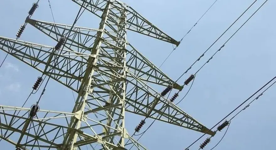 Wysoki maszt energetyczny z przewodami, przypominający o konieczności zachowania bezpieczna odległość od linii wysokiego napięcia 400 kv.