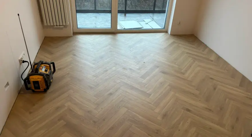 Nowe panele w jodełkę tworzą elegancką podłogę. Sprawdź, jaka jest układanie paneli w jodełkę cena i odmień swoje wnętrze!