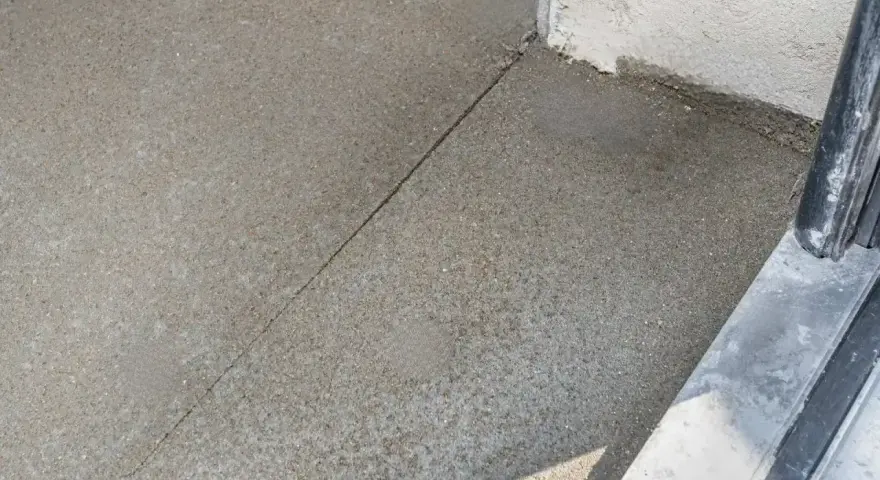 Szczelina w betonie, która zapobiega pękaniu. To jest właśnie dylatacja, która pozwala materiałowi pracować.