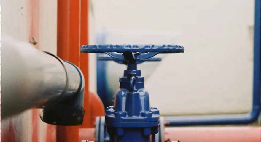 Jak działa producent armatury i co wpływa na jakość zaworów i elementów instalacji?