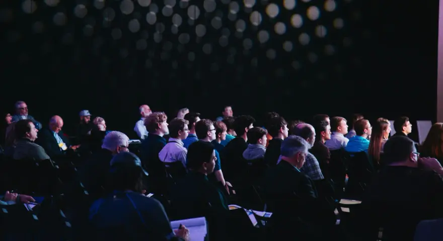 Technika estradowa i sceniczna – jak uniknąć błędów przy organizacji eventu?