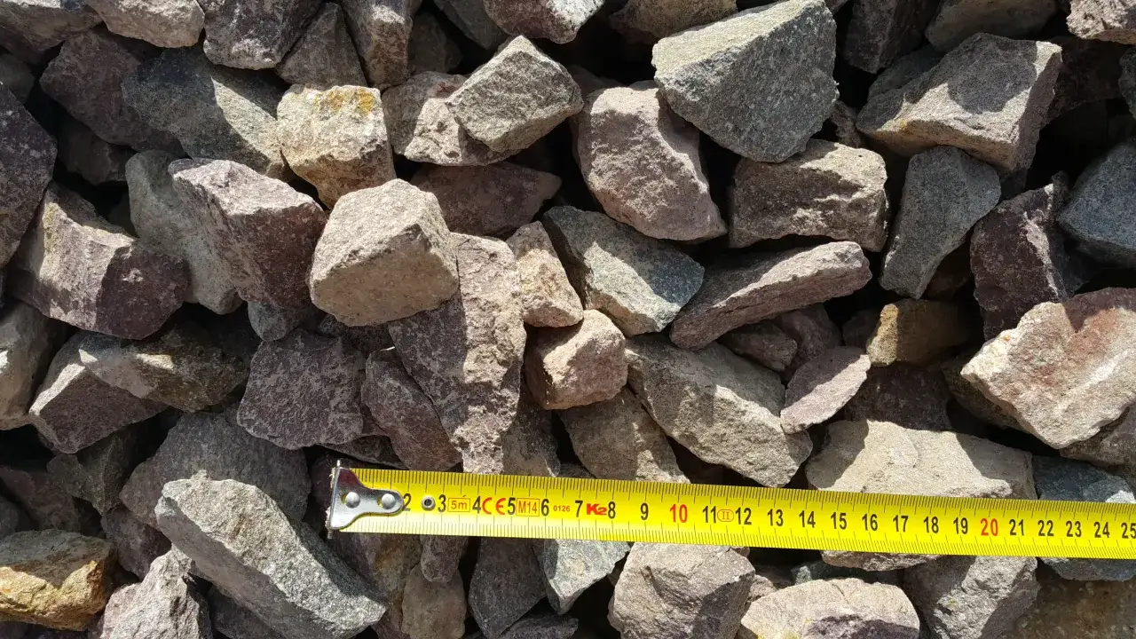 Miarka pokazuje, że średnia wielkość kamieni to ok. 20 cm. To sporo tłucznia na m2 drogi!