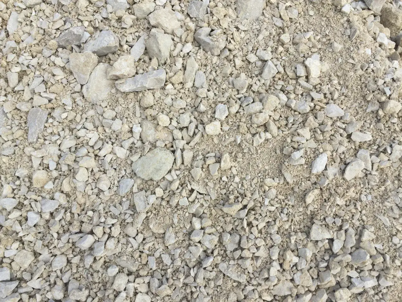 Kruszywo 0-63 mm, jasnoszare, o nieregularnych kształtach. Zastanawiasz się, ile waży 1m3 kruszywa 0 63?