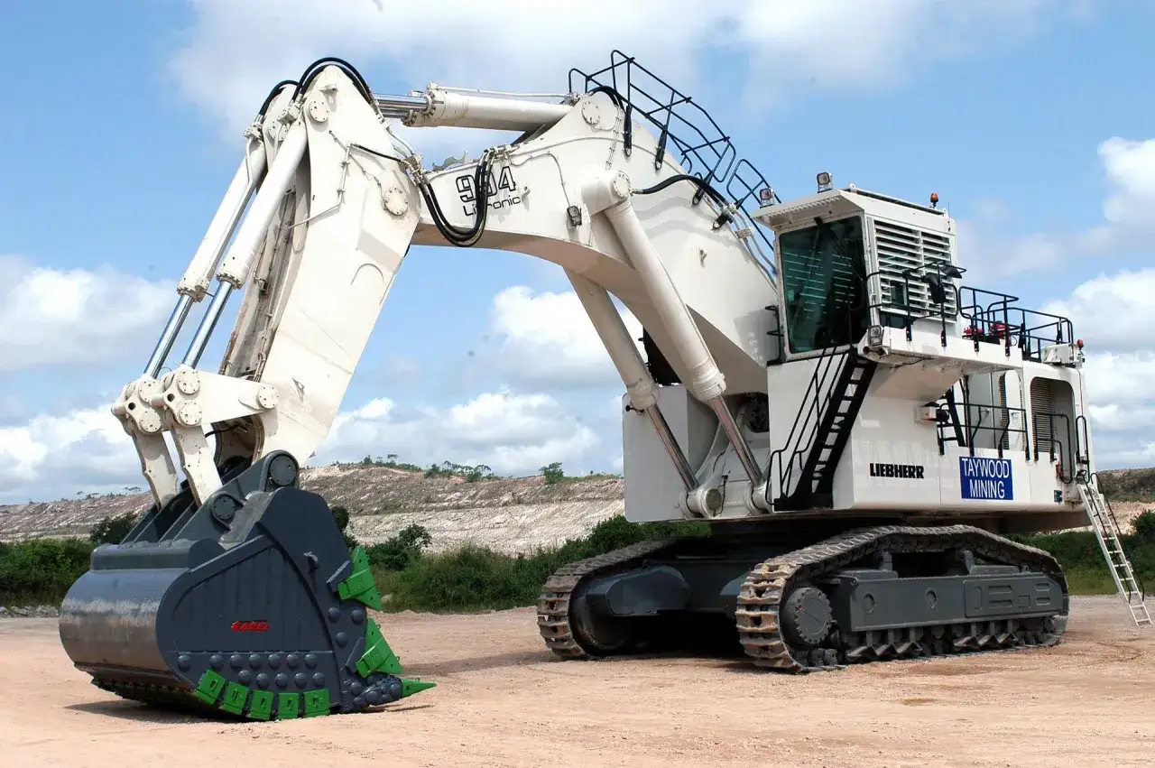 Potężna koparka jednonaczyniowa klasy 1 Liebherr z wielkim, zielonym chwytakiem, gotowa do pracy w kopalni.