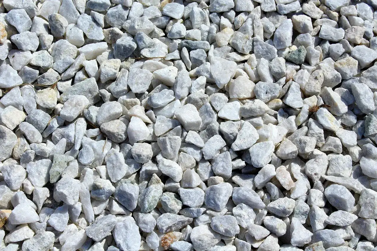 Mnóstwo białych, płukanych kamieni. Zastanawiasz się, ile kosztuje tona żwiru płukanego?