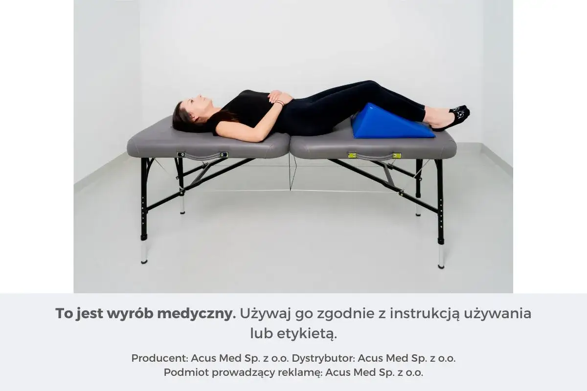 Kobieta leży na kozetce z nogami opartymi na niebieskim klinie. To jest klin medyczny.