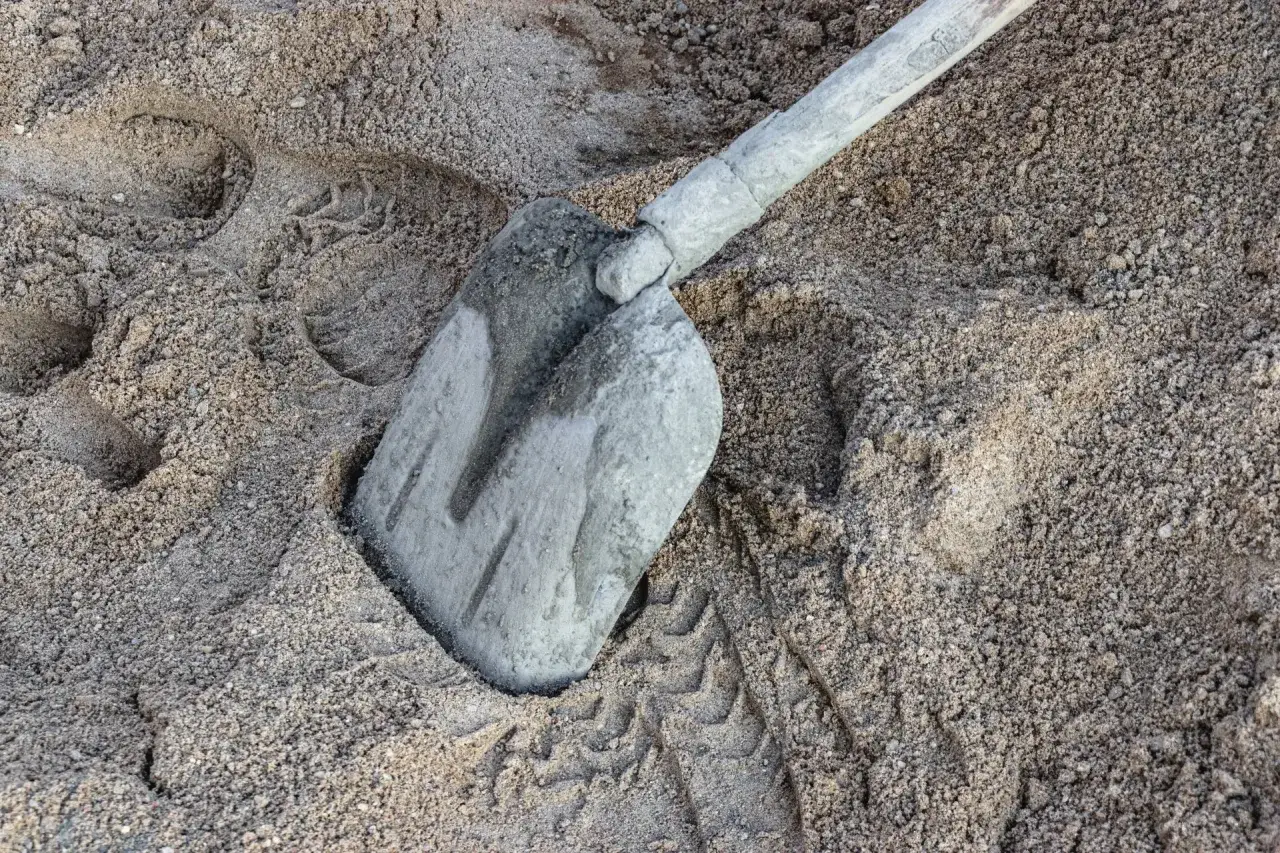 Łopata w piasku, ślady opon. Zastanawiasz się, ile zwiru na 25kg cementu?
