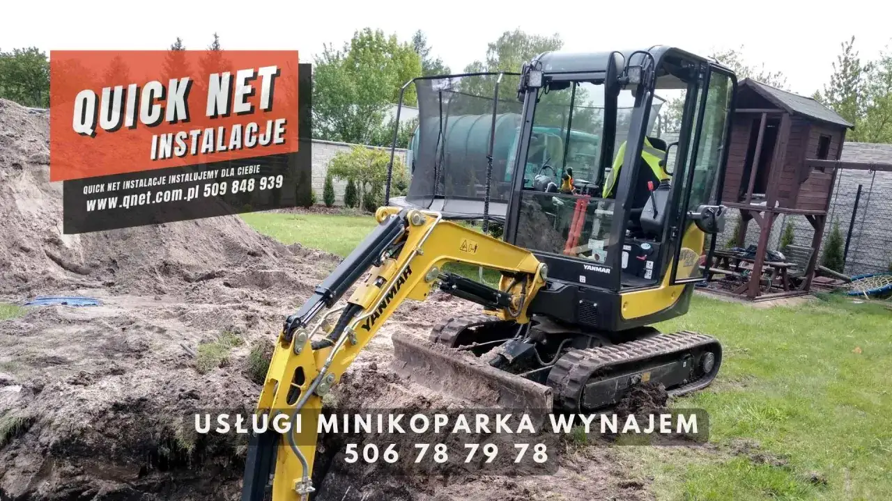 Żółta minikoparka na placu budowy. Oferujemy usługi minikoparką, wynajem i atrakcyjną cenę. Zadzwoń: 506 78 79 78.