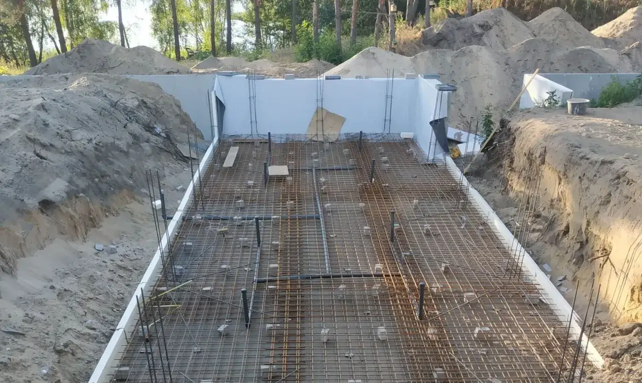 Budowa basenu stelażowego: zbrojenie i fundamenty gotowe do wylania.